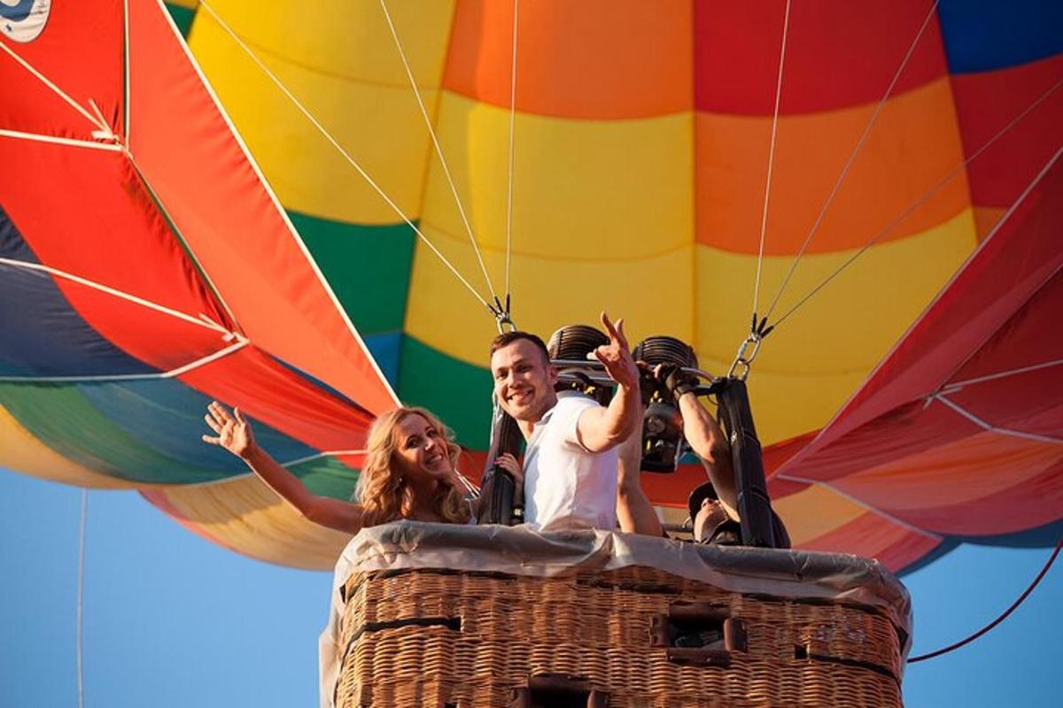 um grupo de pessoas andando em um balão de ar quente