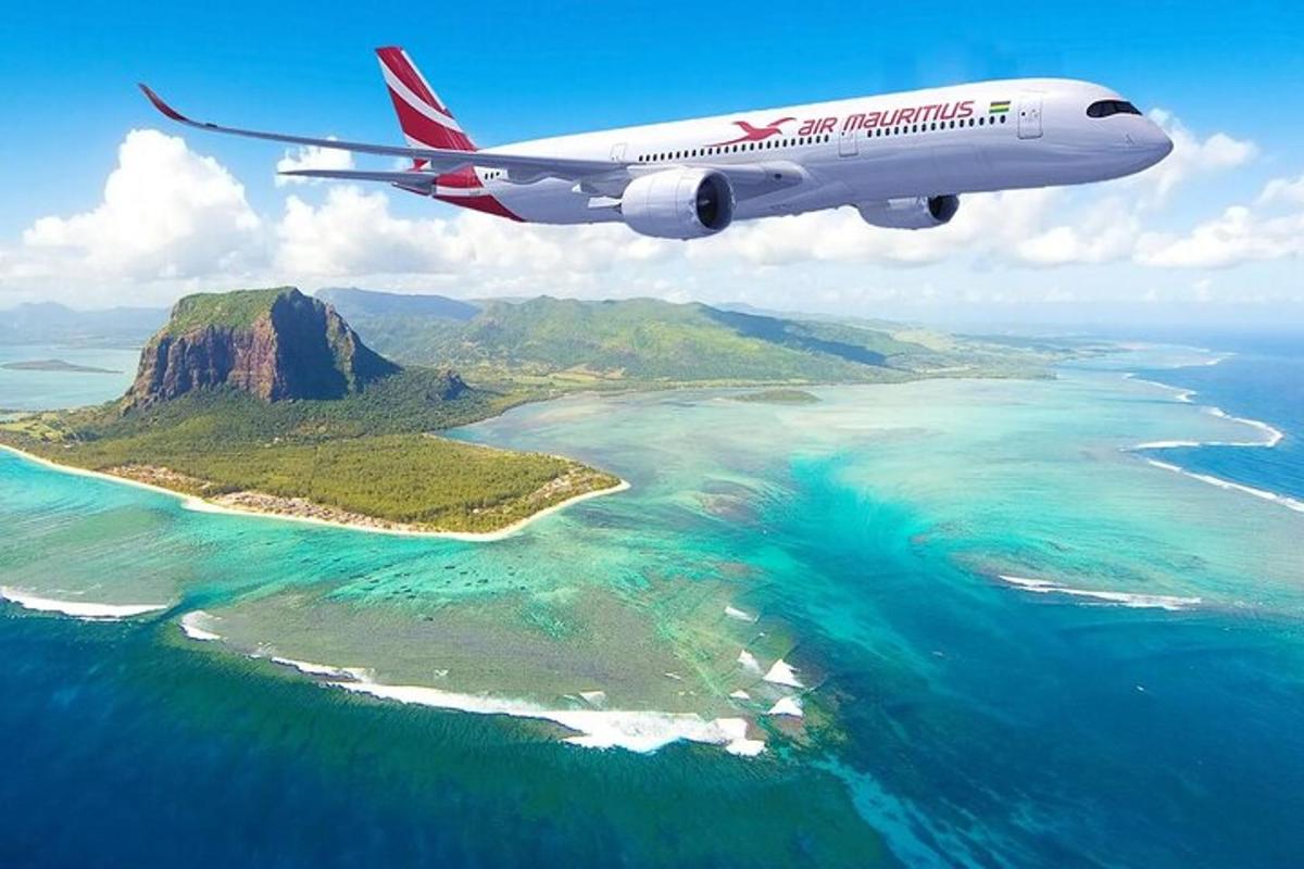 un aereo che vola sopra un'isola nell'oceano