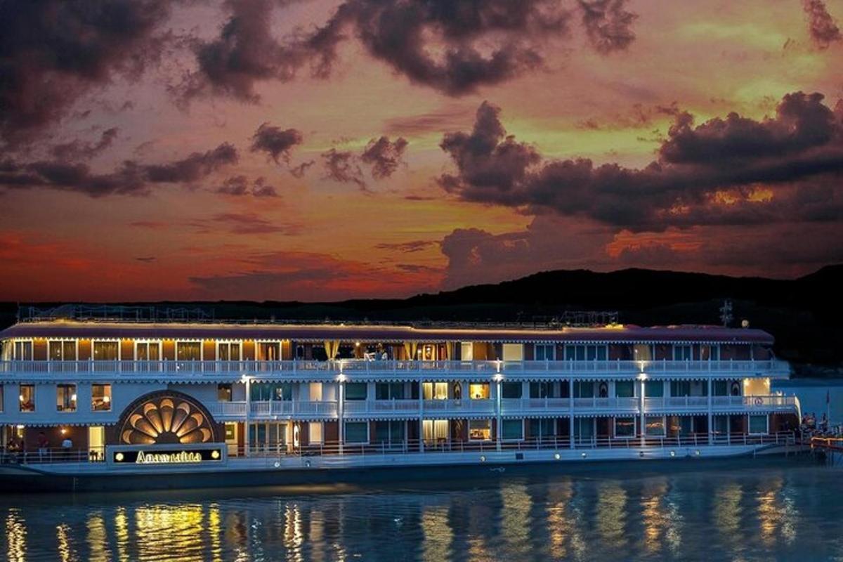 una nave da crociera in acqua al tramonto