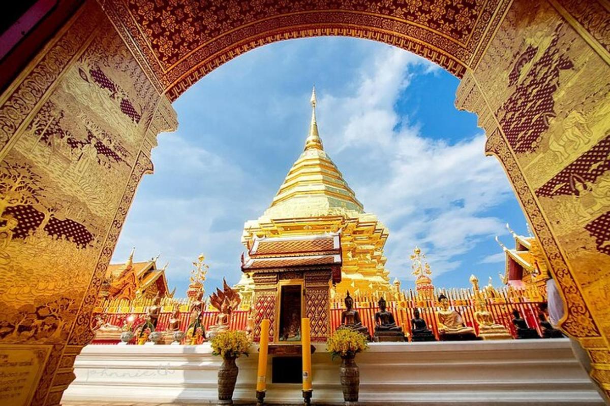 un gran edifici amb una pagoda al fons