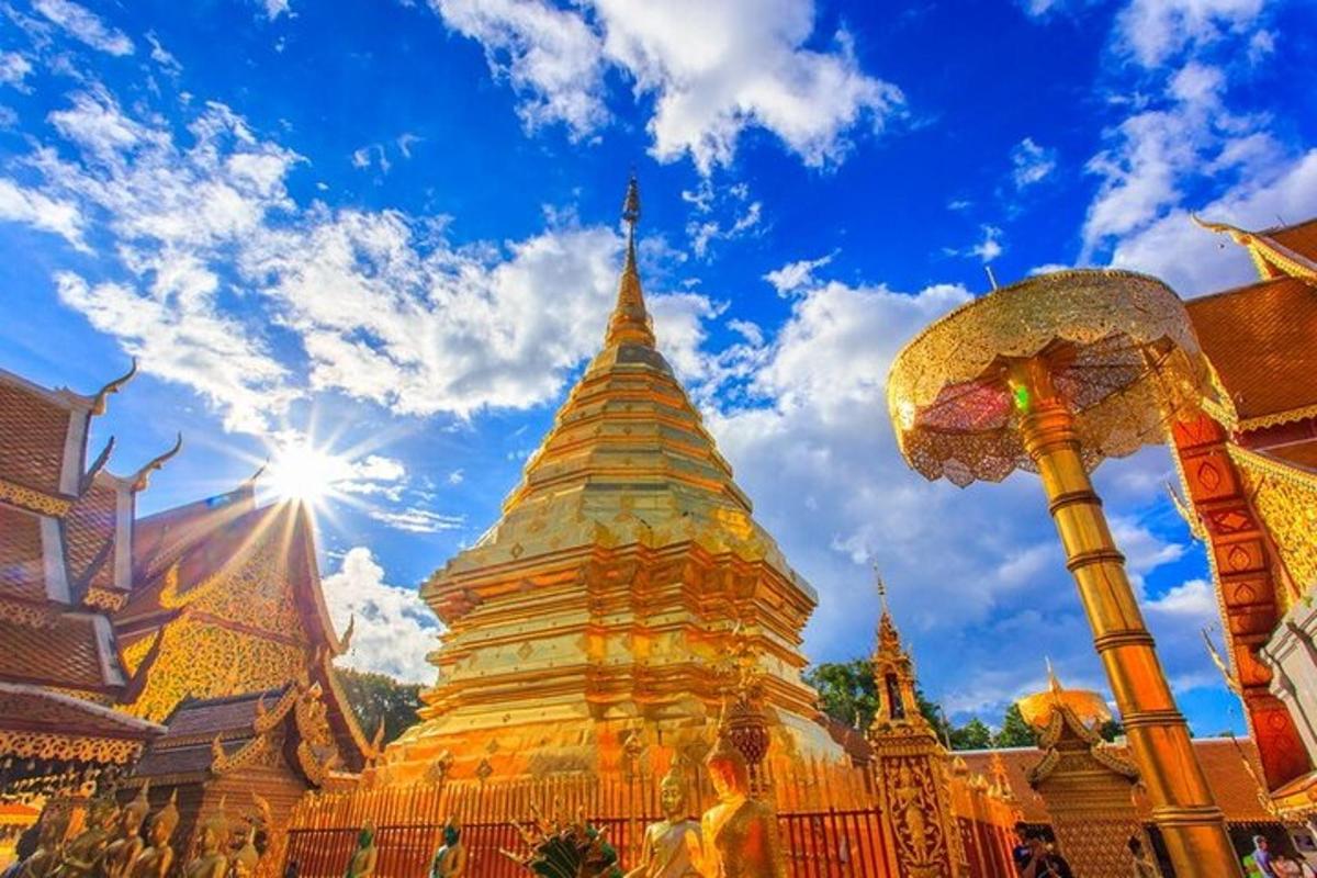 una pagoda amb el sol al cel