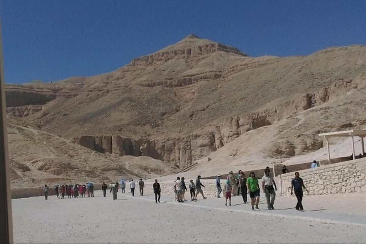 un gruppo di persone che camminano su una spiaggia nel deserto