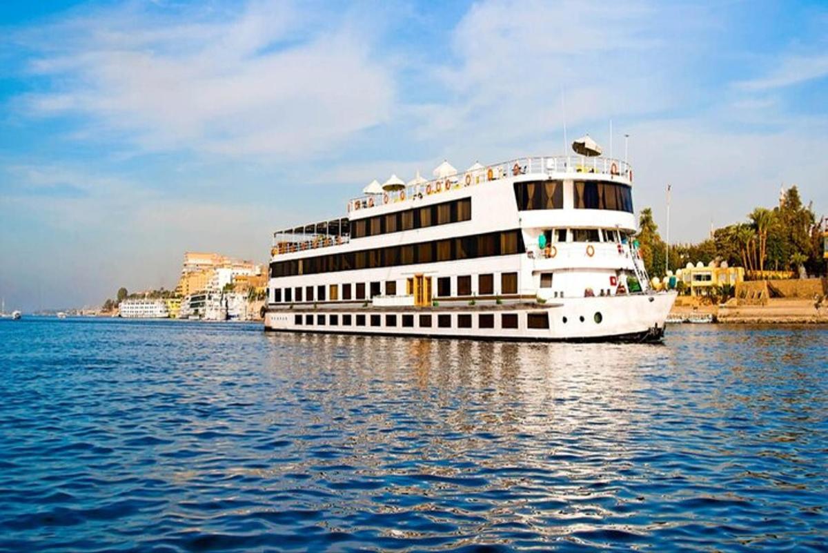 un grand bateau blanc dans l'eau sur une rivière