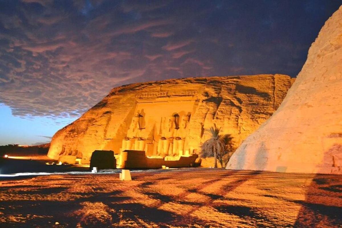 una formació rocosa amb un edifici al desert
