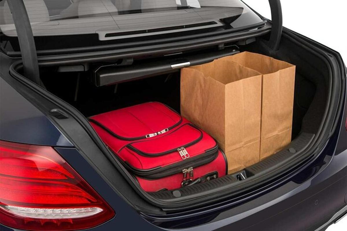 ein Kofferraum eines Autos mit einem roten Koffer und einer Kiste
