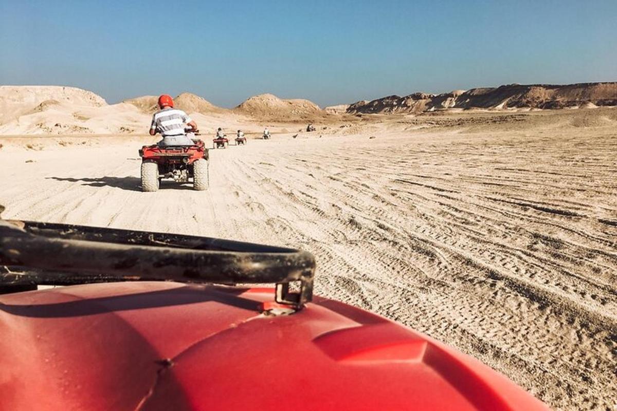 uma pessoa andando de motocicleta no deserto