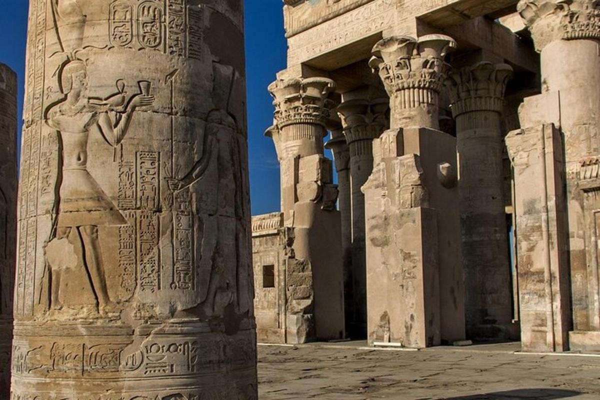 un edifici antic amb un pilar amb un relleu