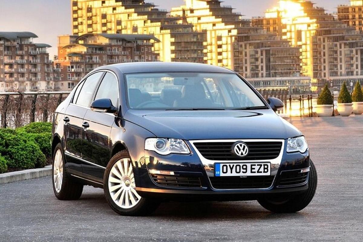 must auto pargitud hoonetega parklasse
