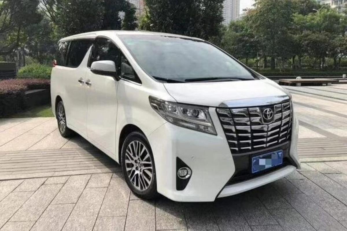 sebuah kereta putih diletakkan di tempat letak kereta