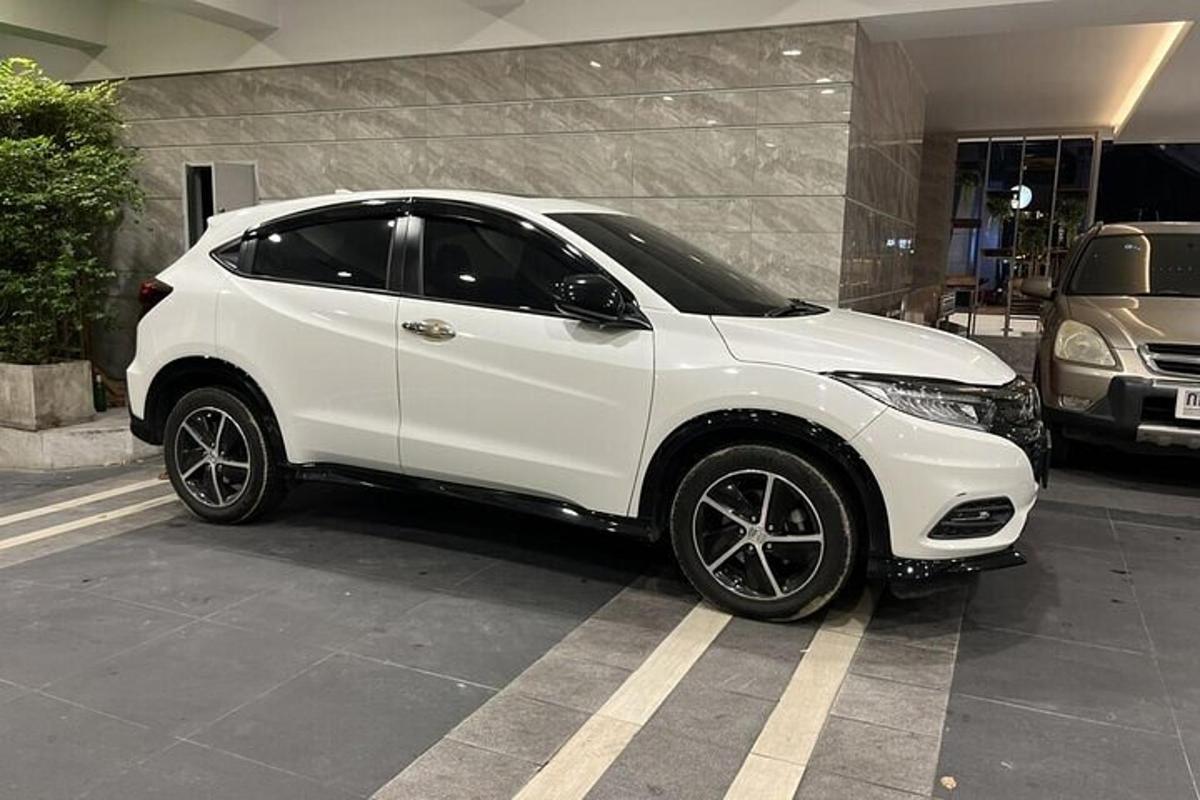 sebuah kereta putih diletakkan di tempat letak kereta