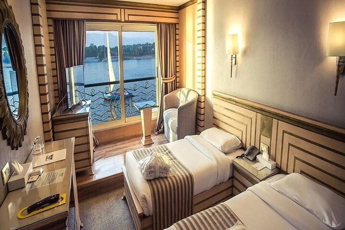 um quarto de hotel com duas camas e uma janela