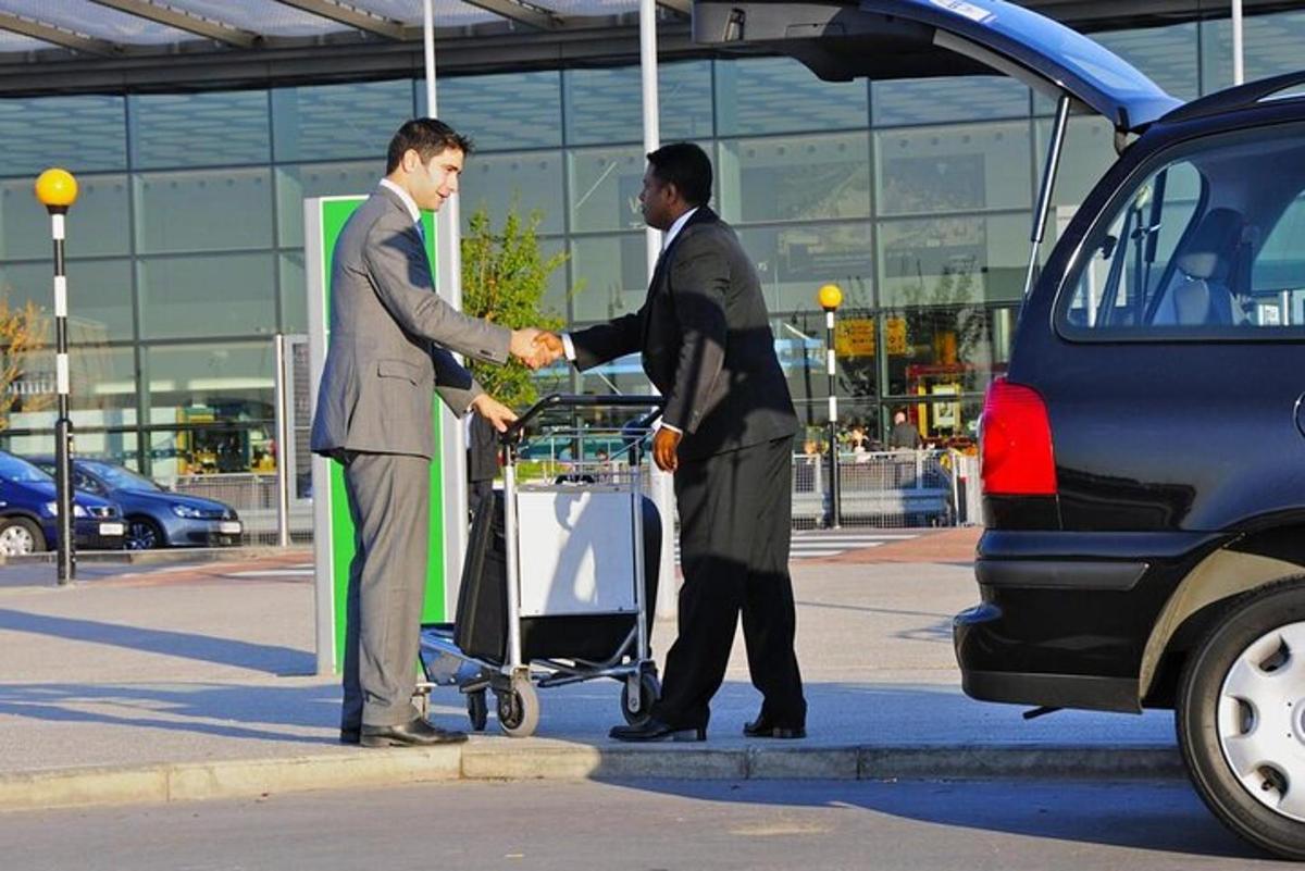 due uomini si stringono la mano davanti a un'auto