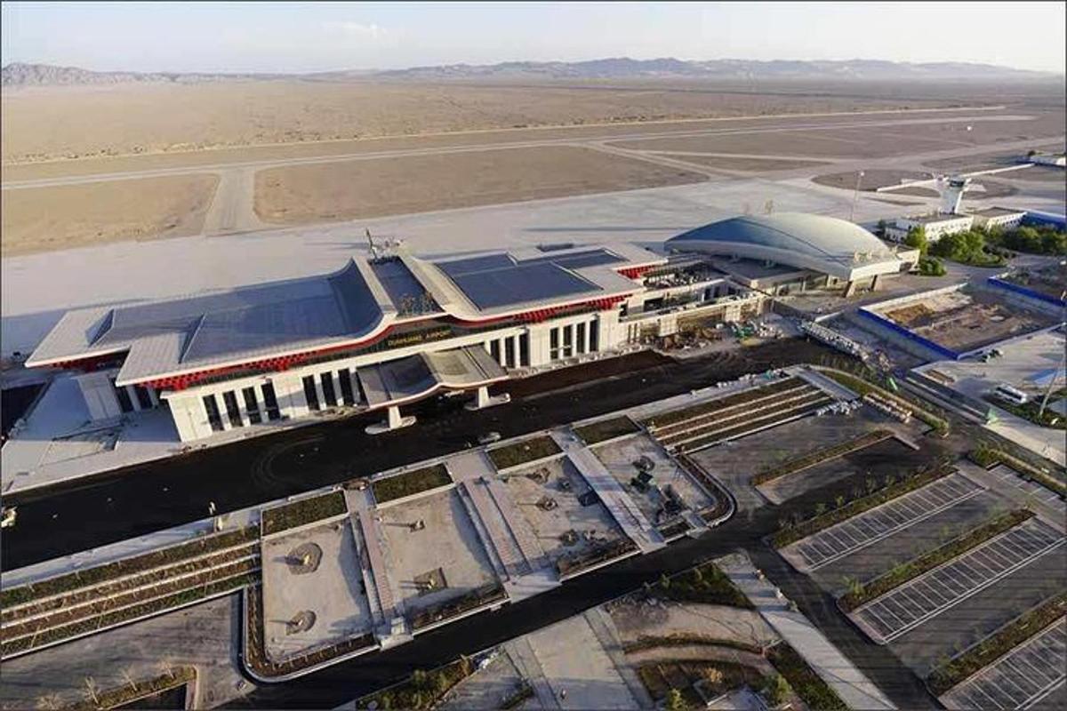un aeroport cu un tren la o gară
