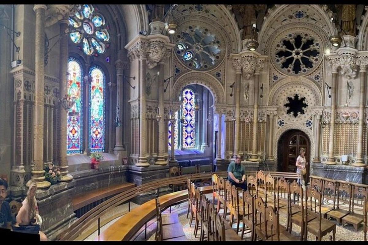eine große Kathedrale mit Menschen, die im Mittelgang sitzen