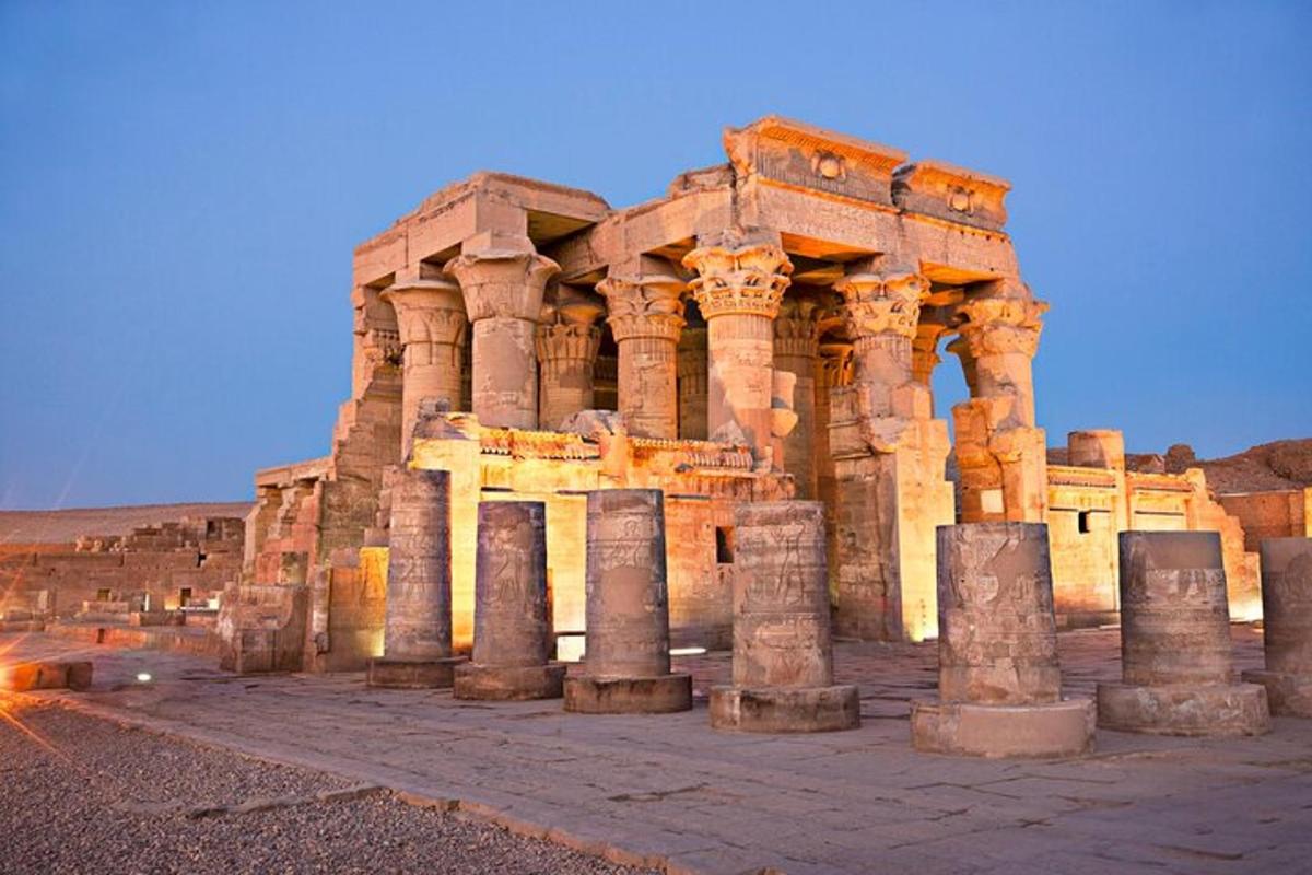 砂漠にある柱のある古代の建物