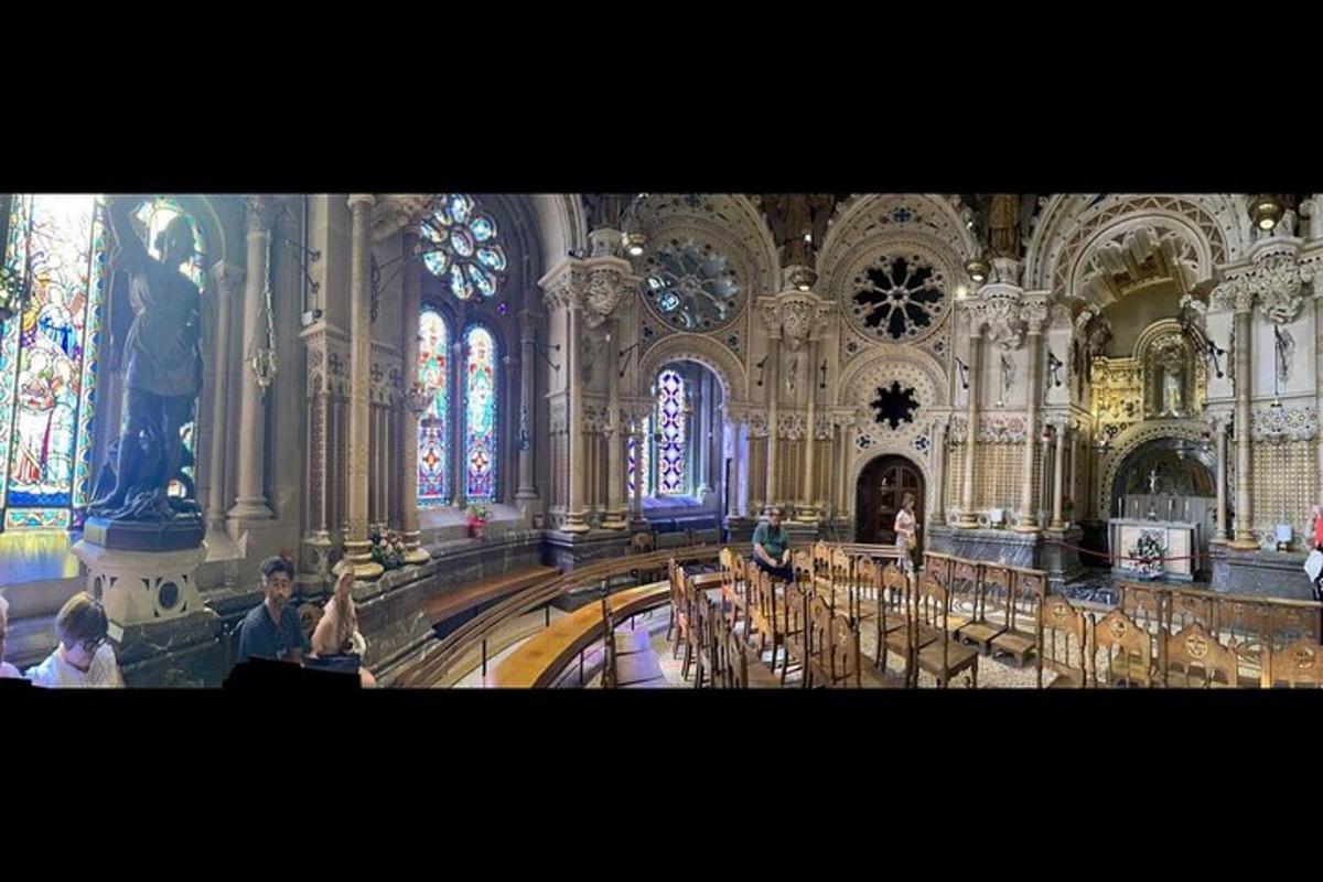 sebuah katedral besar dengan sekumpulan kerusi di dalamnya
