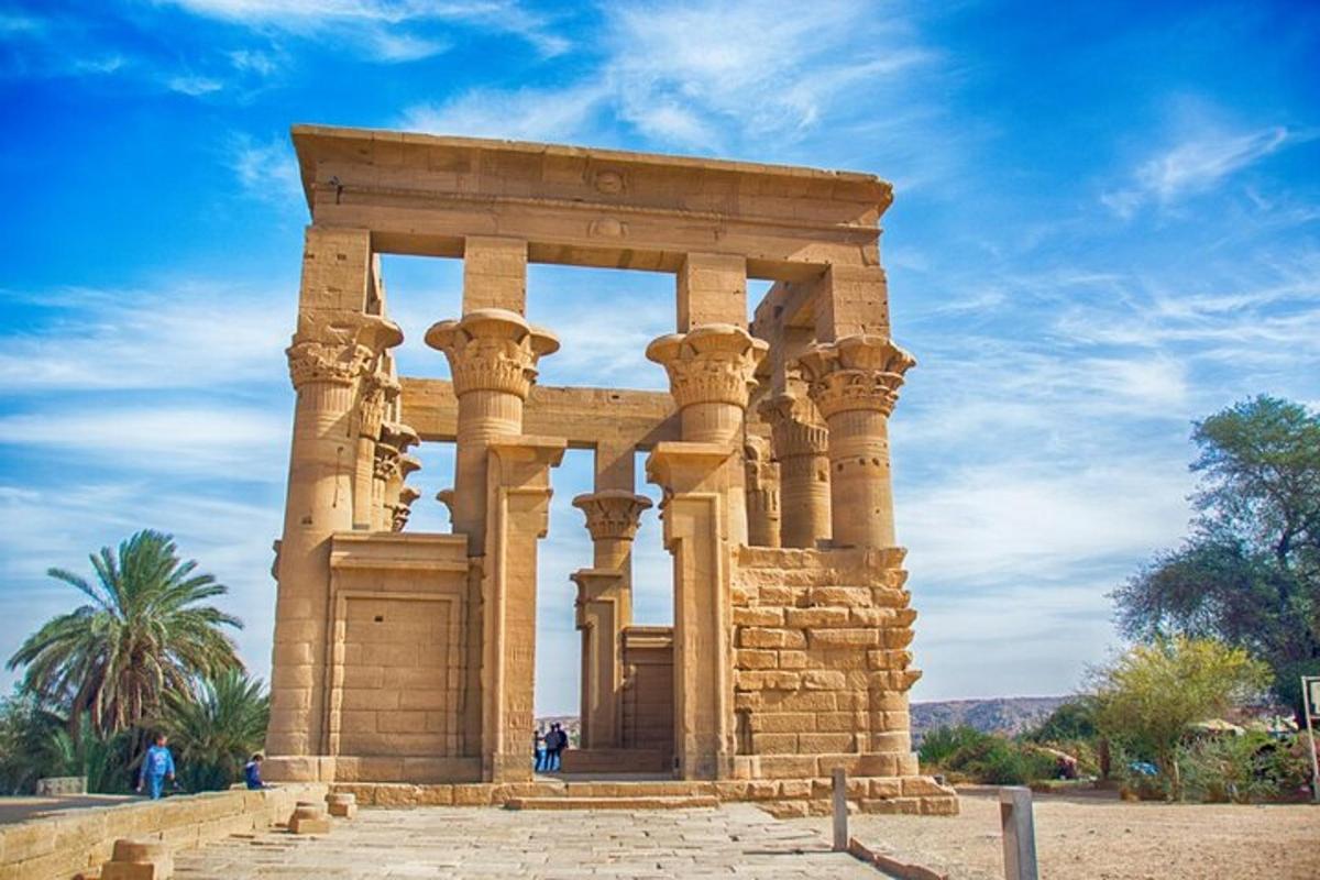 et gammelt tempel i en ørken med en blå himmel