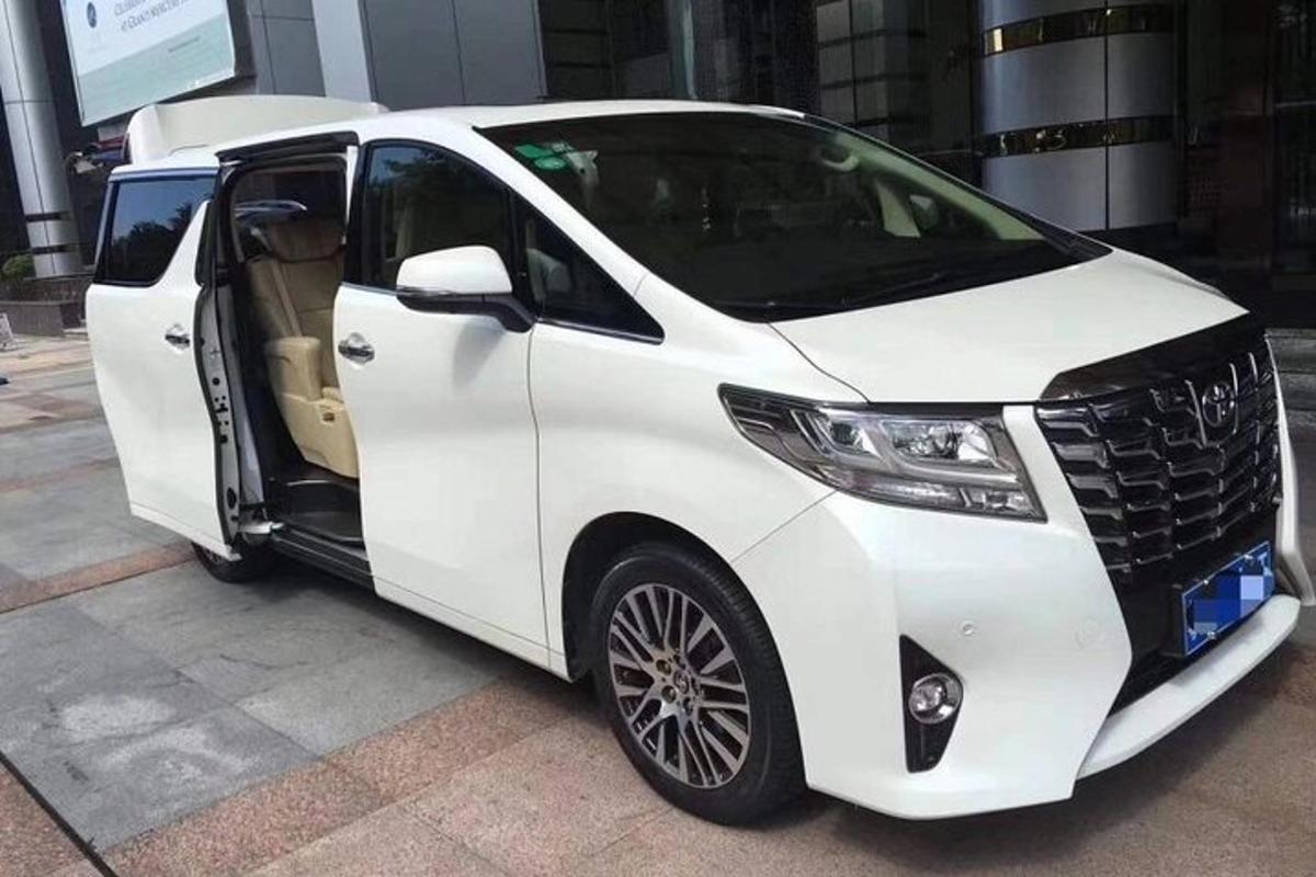 sebuah kereta putih dengan pintu terbuka di jalan