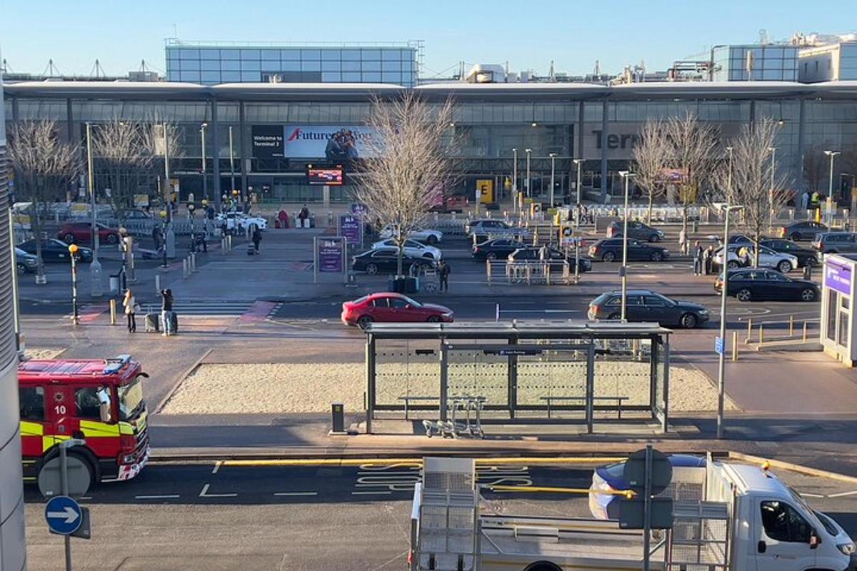 bir otoparkta park edilmiş arabaların bulunduğu bir otopark