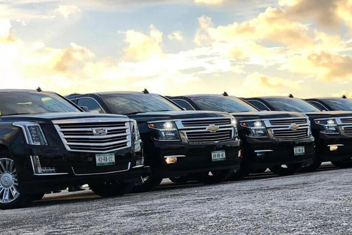 isang hilera ng mga trak na nakaparada sa isang paradahan