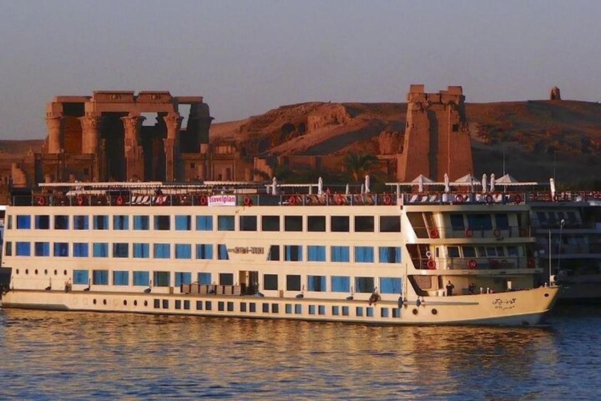 isang malaking puting cruise ship sa tubig