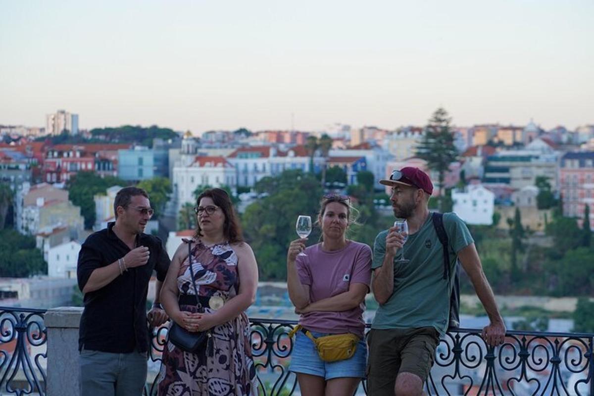 un gruppo di persone in piedi su una recinzione