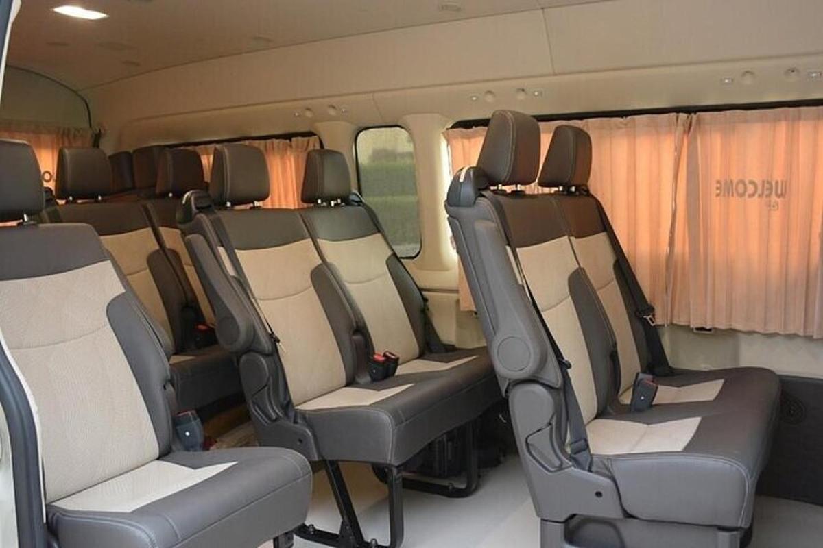 kombi s praznimi sedeži na vlaku