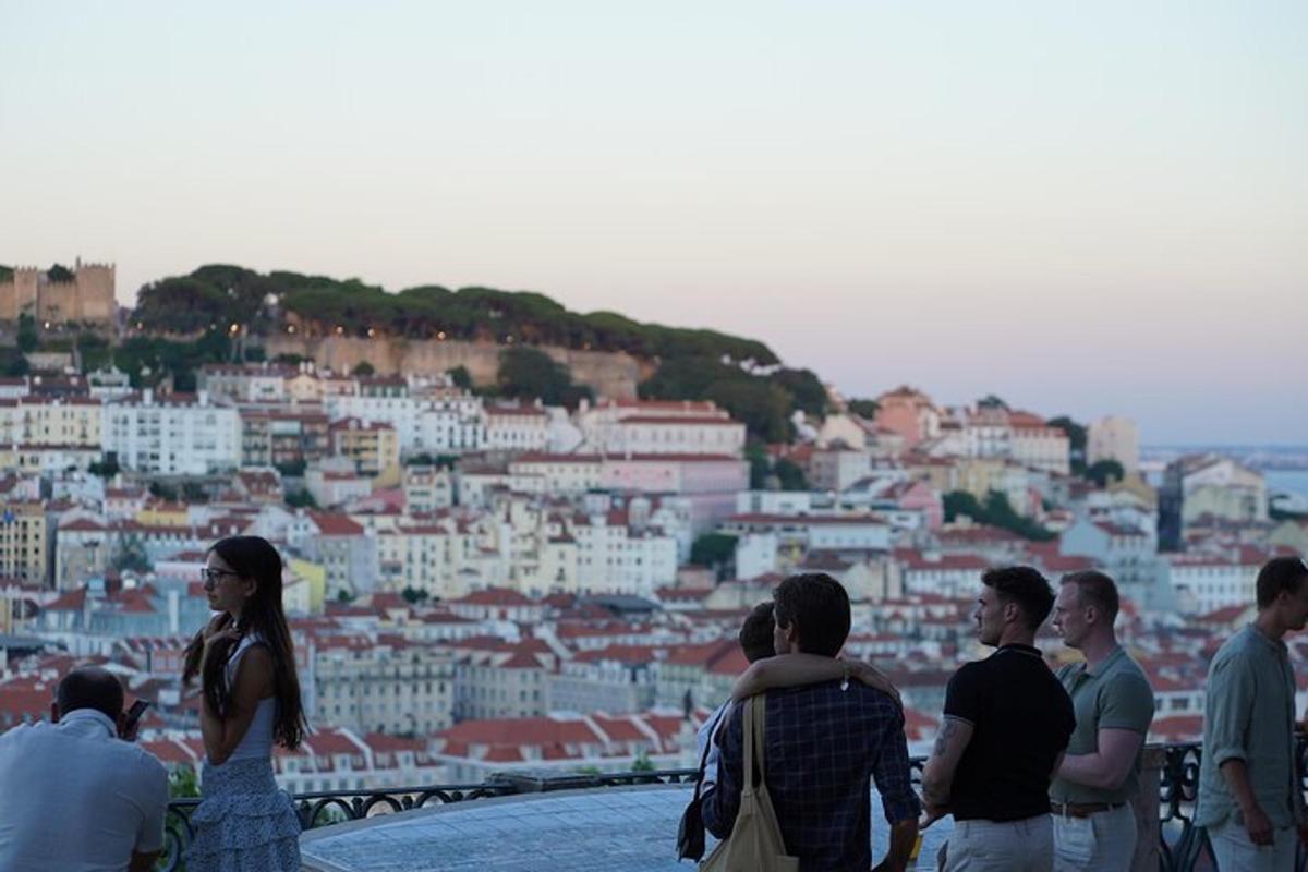 un gruppo di persone in piedi su una sporgenza che guarda una città