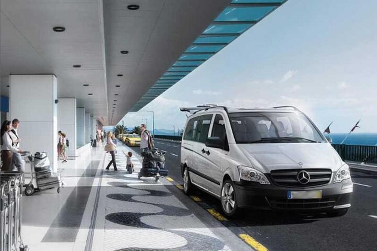 uma van branca estacionada na beira de uma estrada