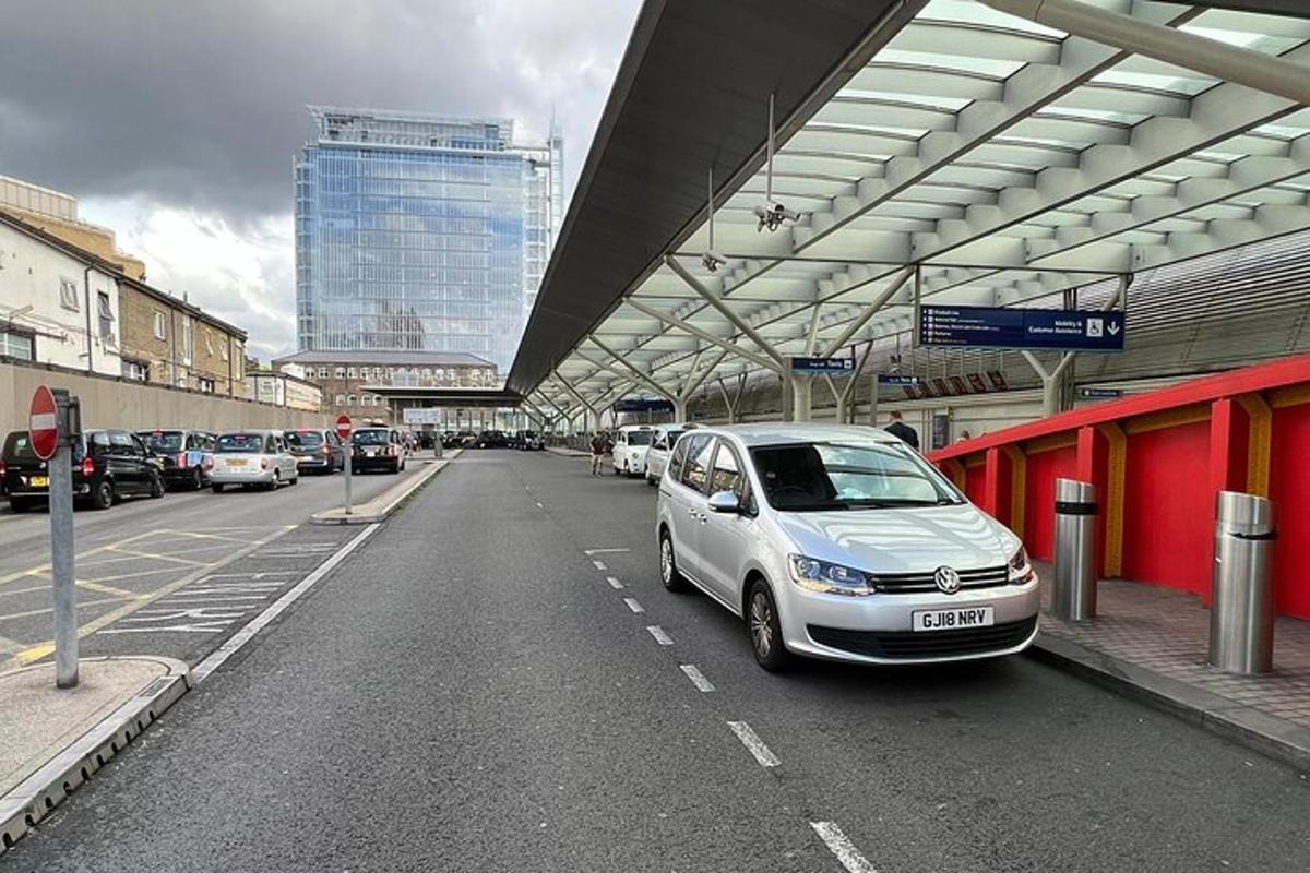 una piccola auto parcheggiata sul ciglio di una strada