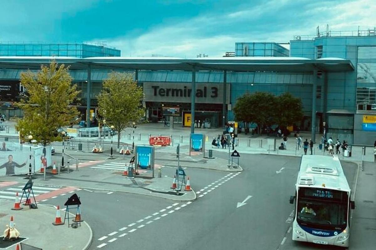 un autobus che percorre una strada di fronte a un edificio
