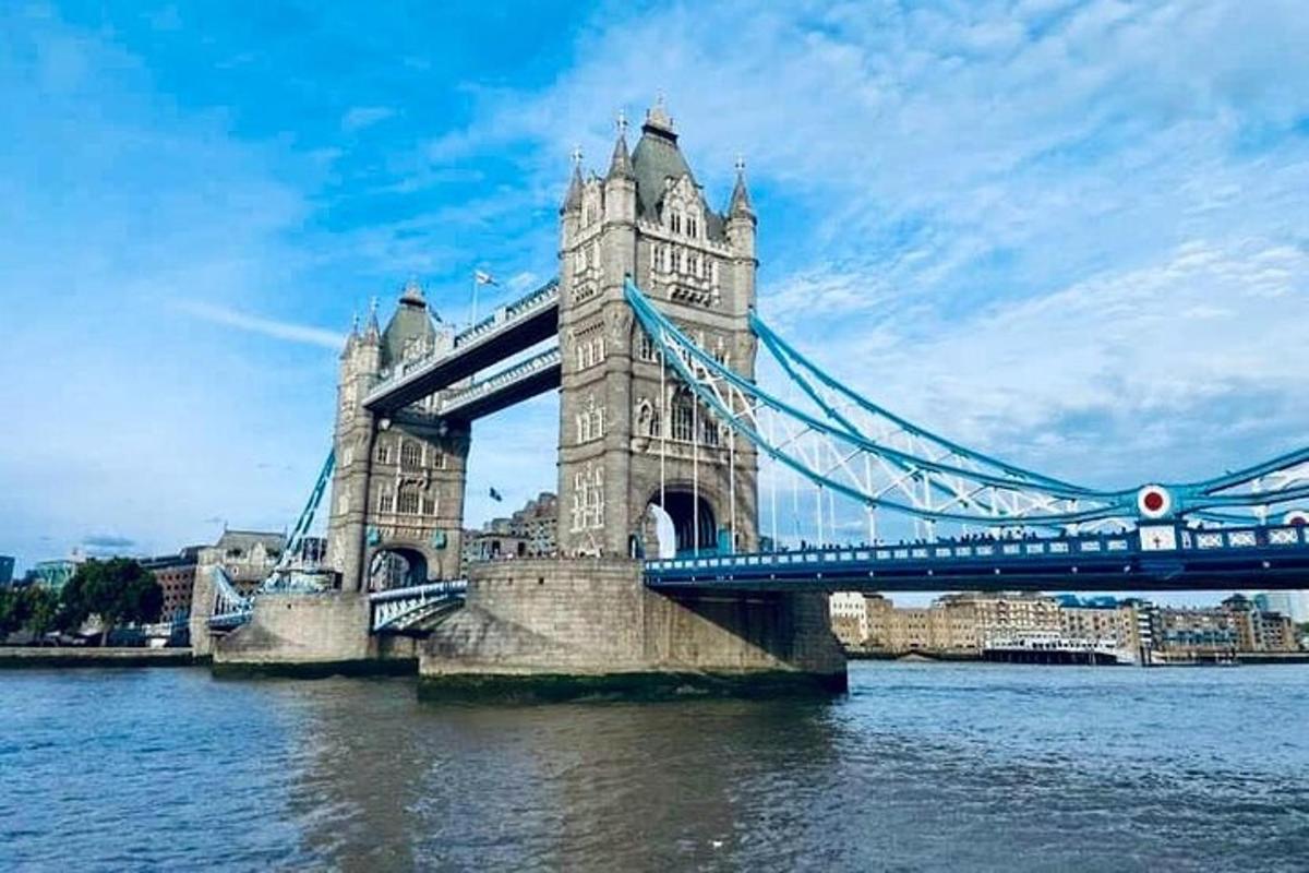 un ponte sospeso a Londra sull'acqua
