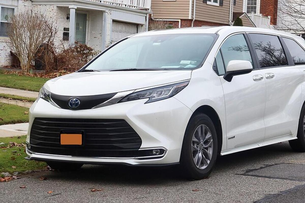 un furgone Toyota bianco parcheggiato in un vialetto