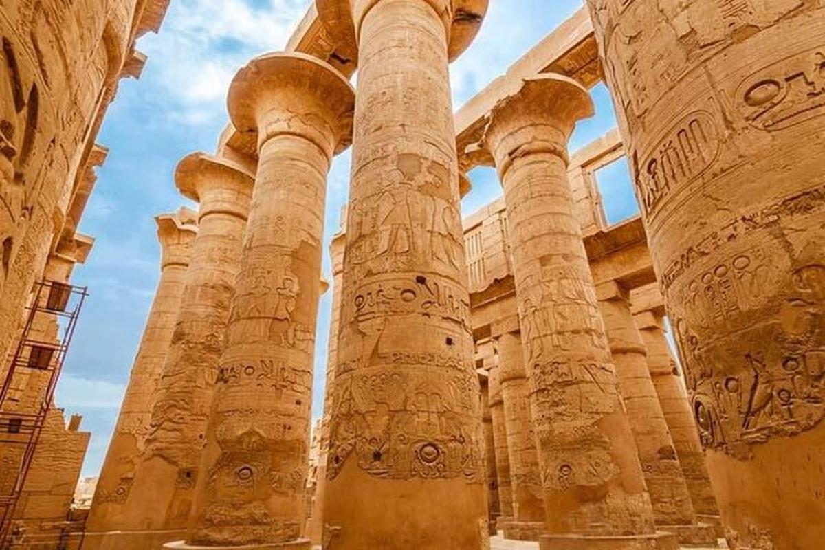 columnes antigues d'un edifici amb relleus
