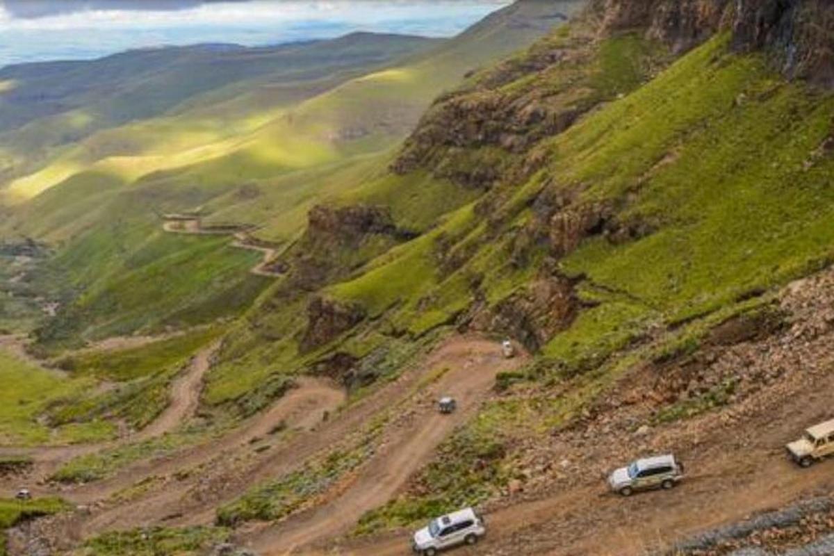 Þrír bílar lagðir á malarvegi uppi í fjalli