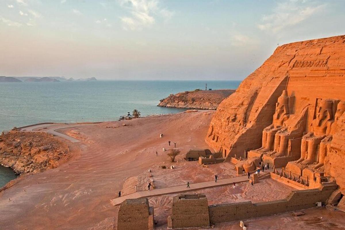 uma vista de um antigo templo em um penhasco próximo ao oceano