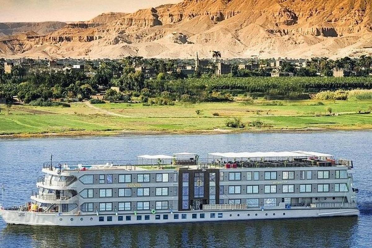 ein Kreuzfahrtschiff im Wasser neben einem Gebäude