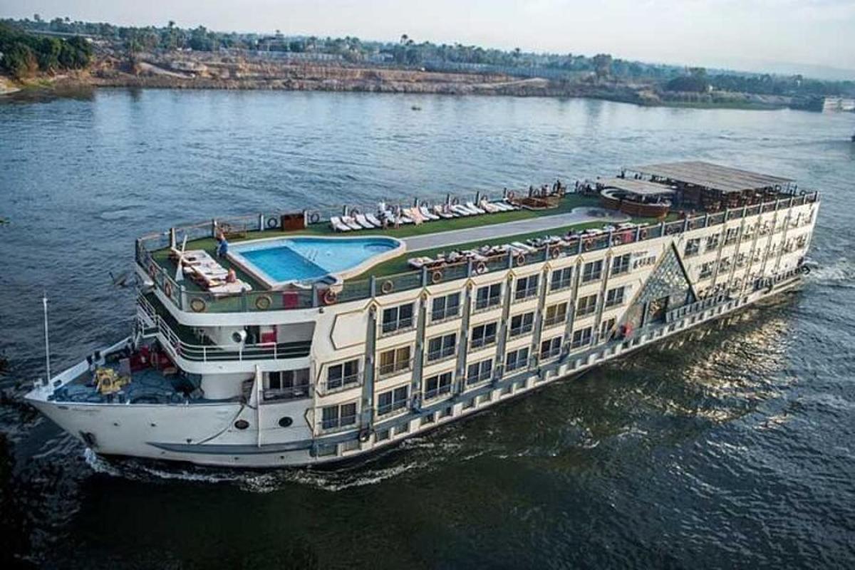 ein großes Kreuzfahrtschiff im Wasser auf einem Fluss