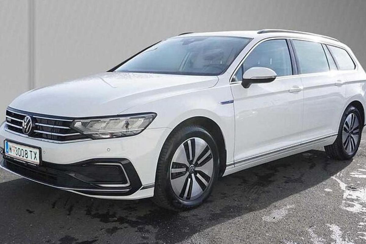 một chiếc xe màu trắng đỗ trong bãi đậu xe