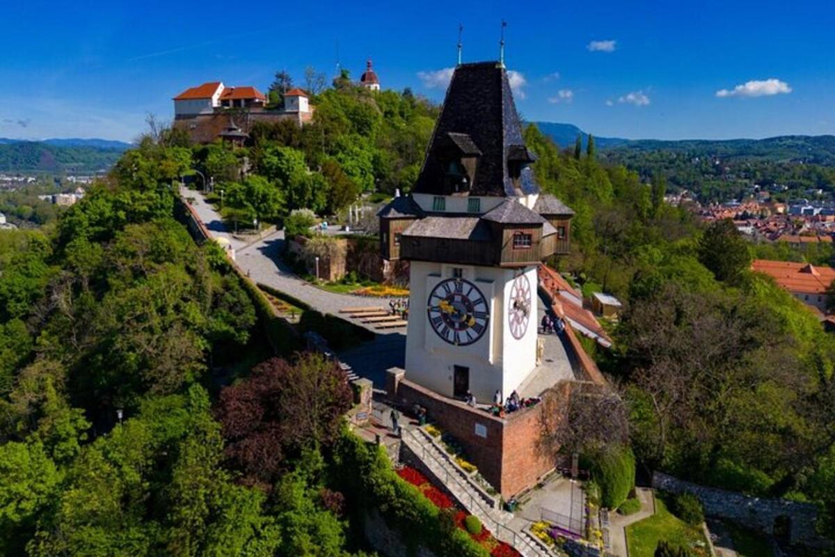 stavba z urnim stolpom na vrhu hriba