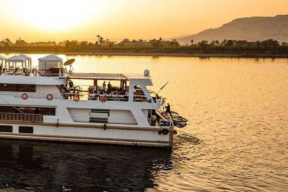 una barca bianca nell'acqua al tramonto