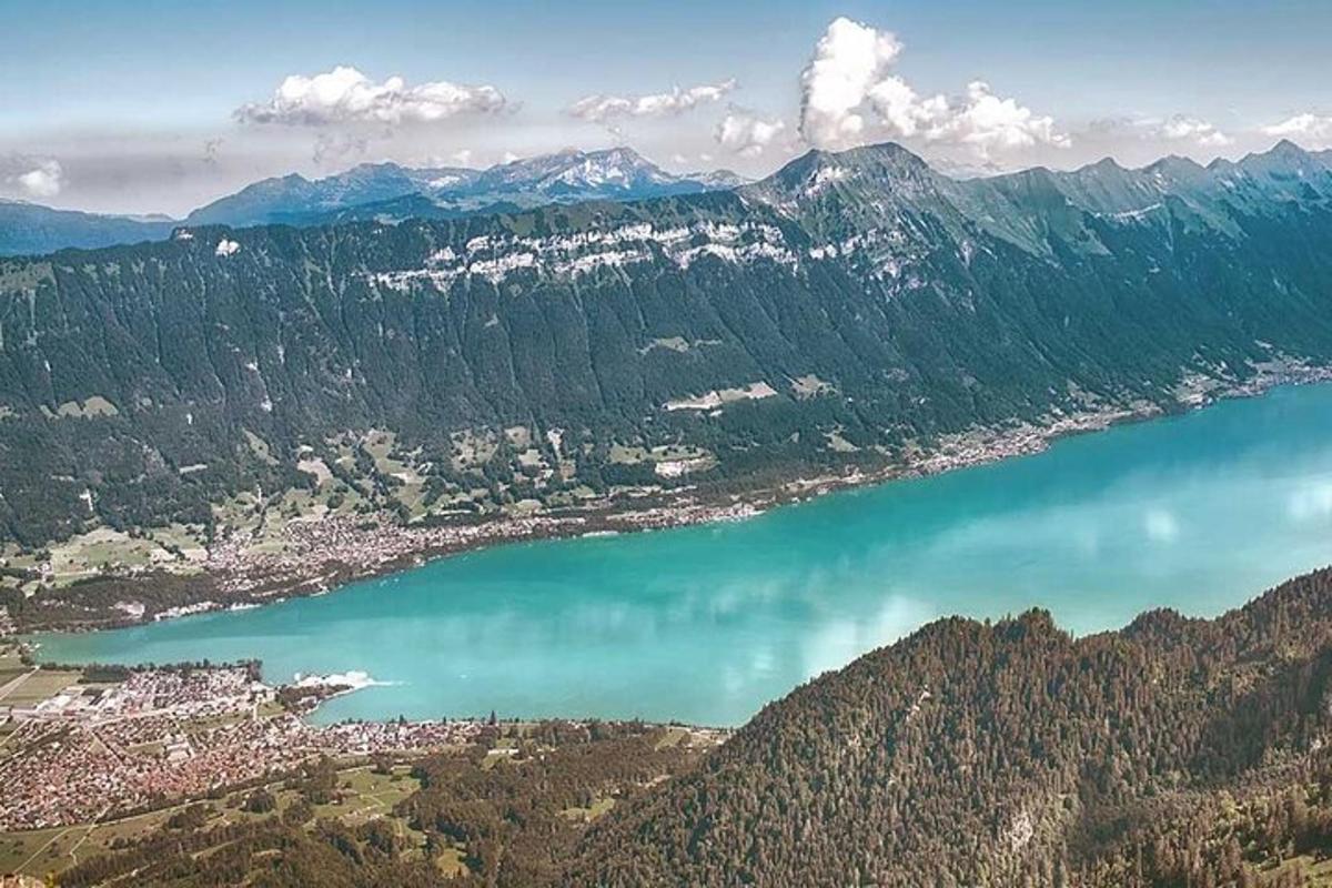 山の中の湖の空中写真