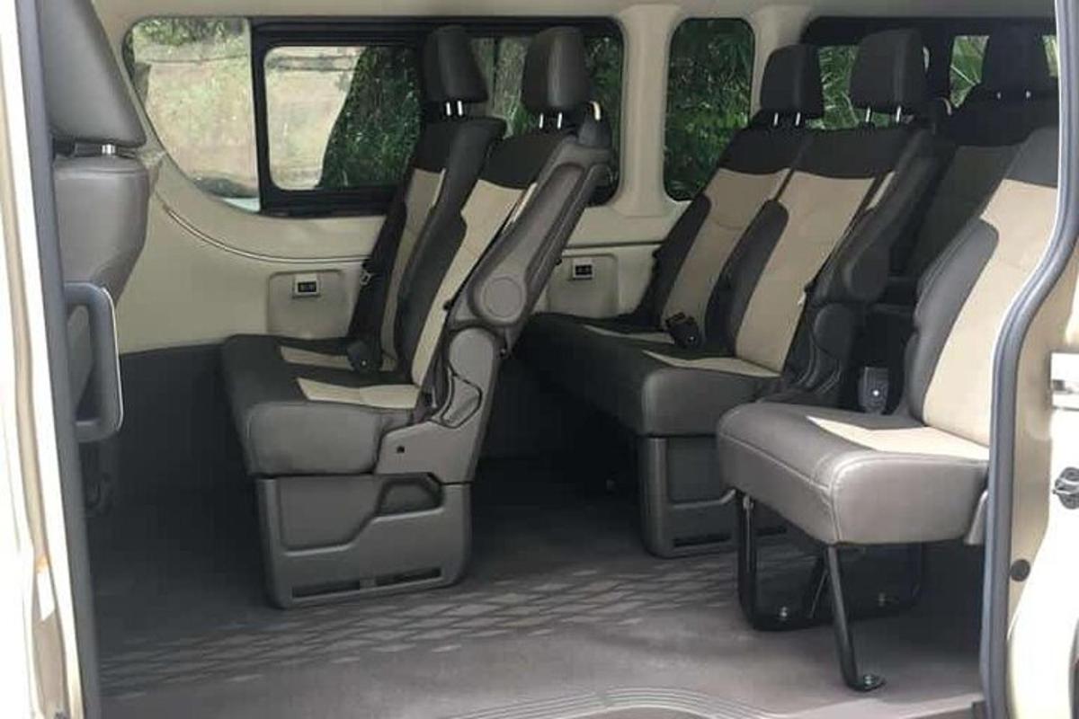 o vedere din interiorul scaunelor din spate ale unei dube