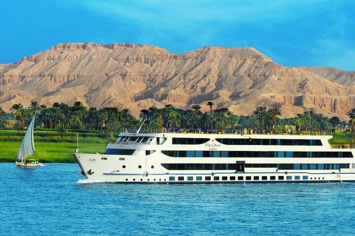 Un crucero en el agua con una montaña al fondo