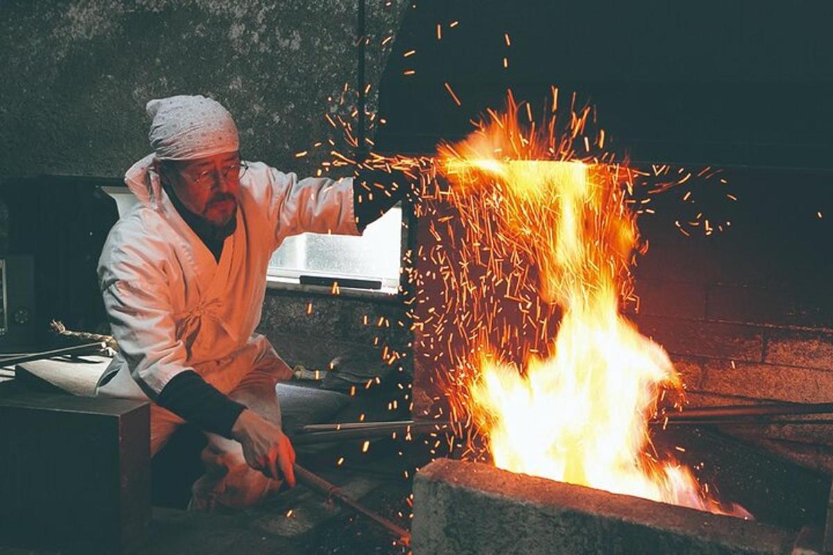 muž vaří na ohni v grilu