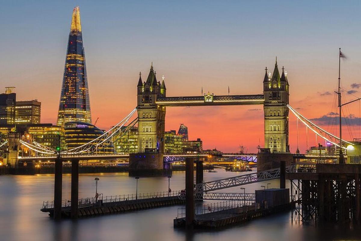a Tower Bridge látképe London városával