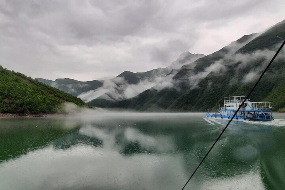 una barca su un lago con le montagne sullo sfondo