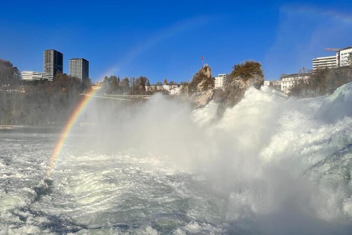 ein Regenbogen inmitten eines Gewässers