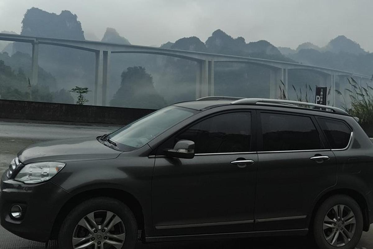 černé SUV zaparkované na parkovišti