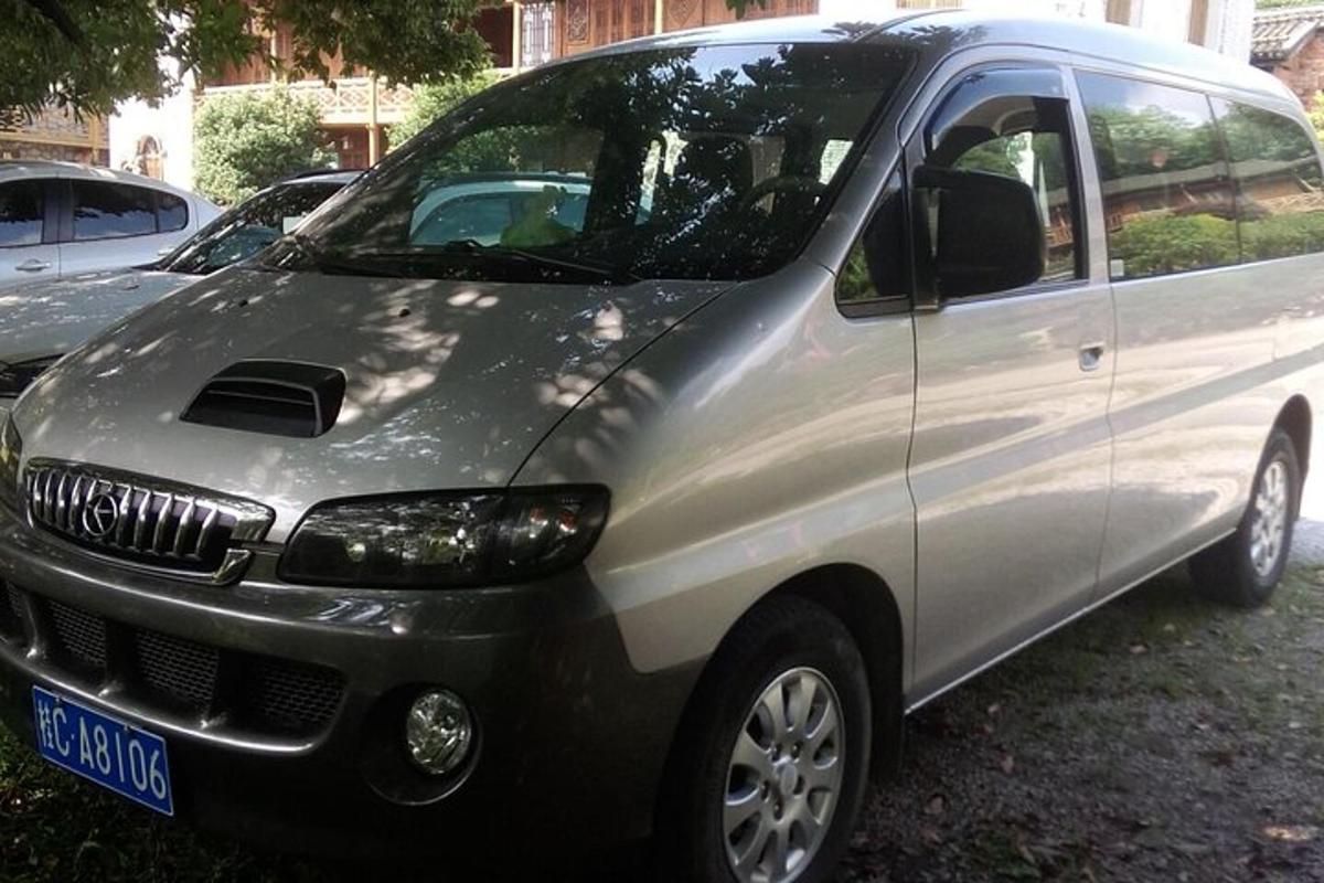 un furgone argentato parcheggiato in un parcheggio